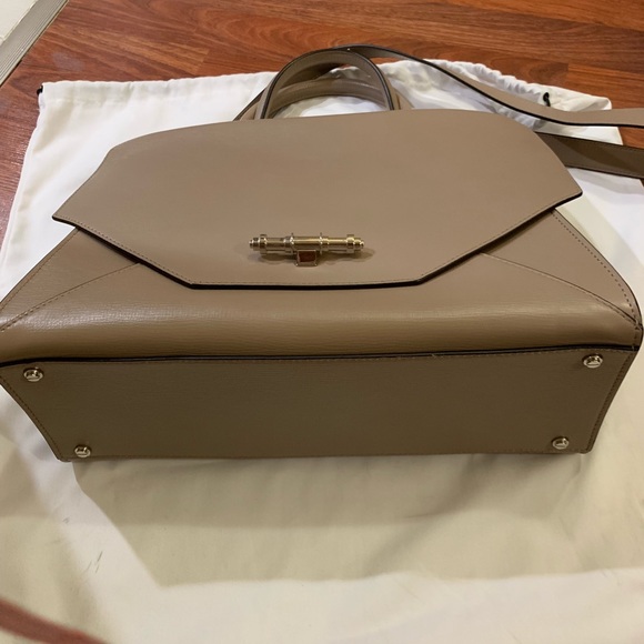 Givenchy - Picture 3 of 4